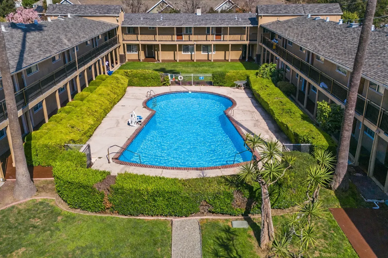 The courtyard pool at Rose Garden Inn, between the inn's two-storey wings